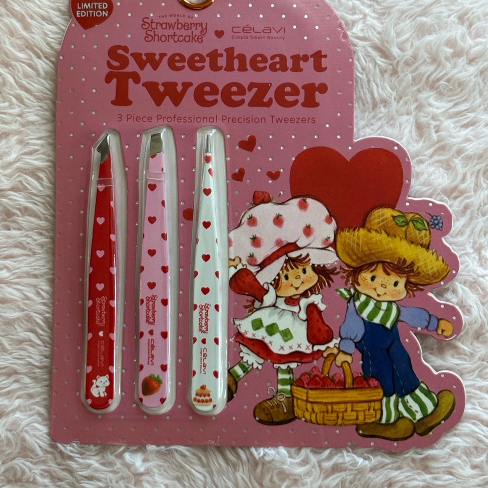 Celavi Strawberry Shortcake Sweetheart Tweezer Set - Pink/Red/White